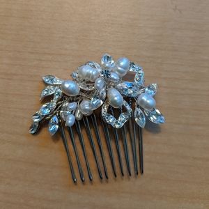 White pearl and rhinestone bridal comb